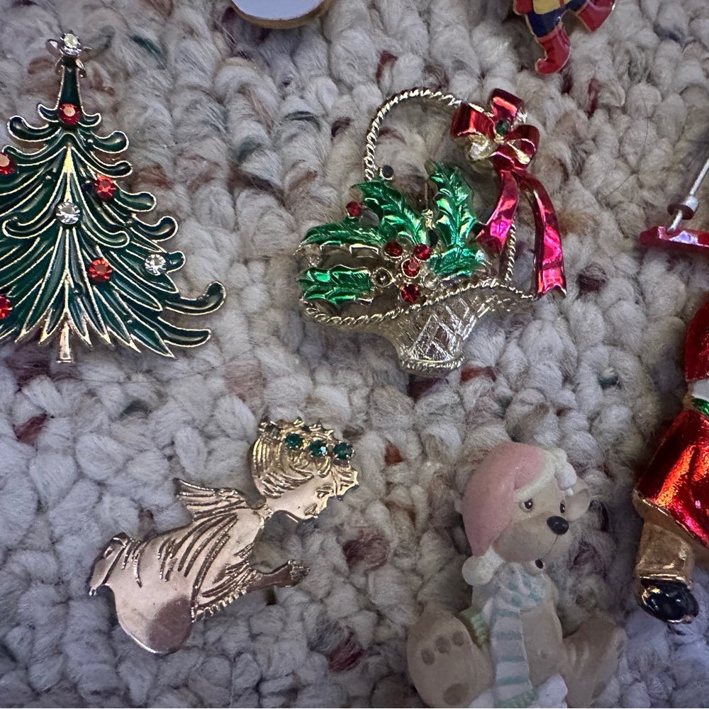Vintage Holiday Brooch Lot - Picture 5 of 5